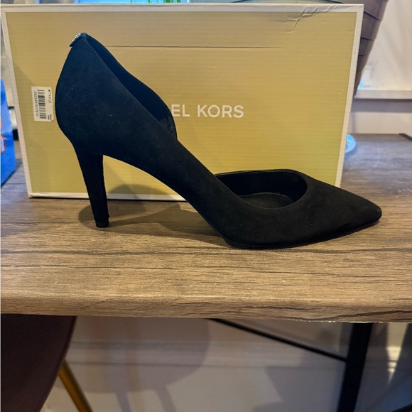Black 9.5 Michael Kors heels - Picture 6 of 6